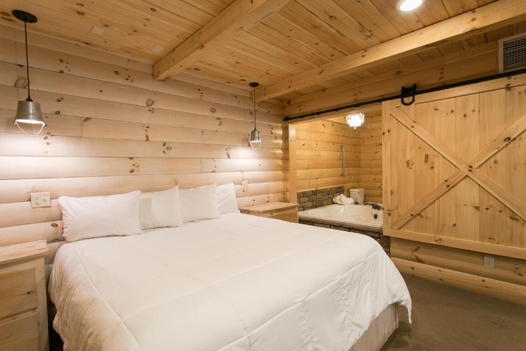 Hummingbird Haven Cabin by Amish Country Lodging photo 1