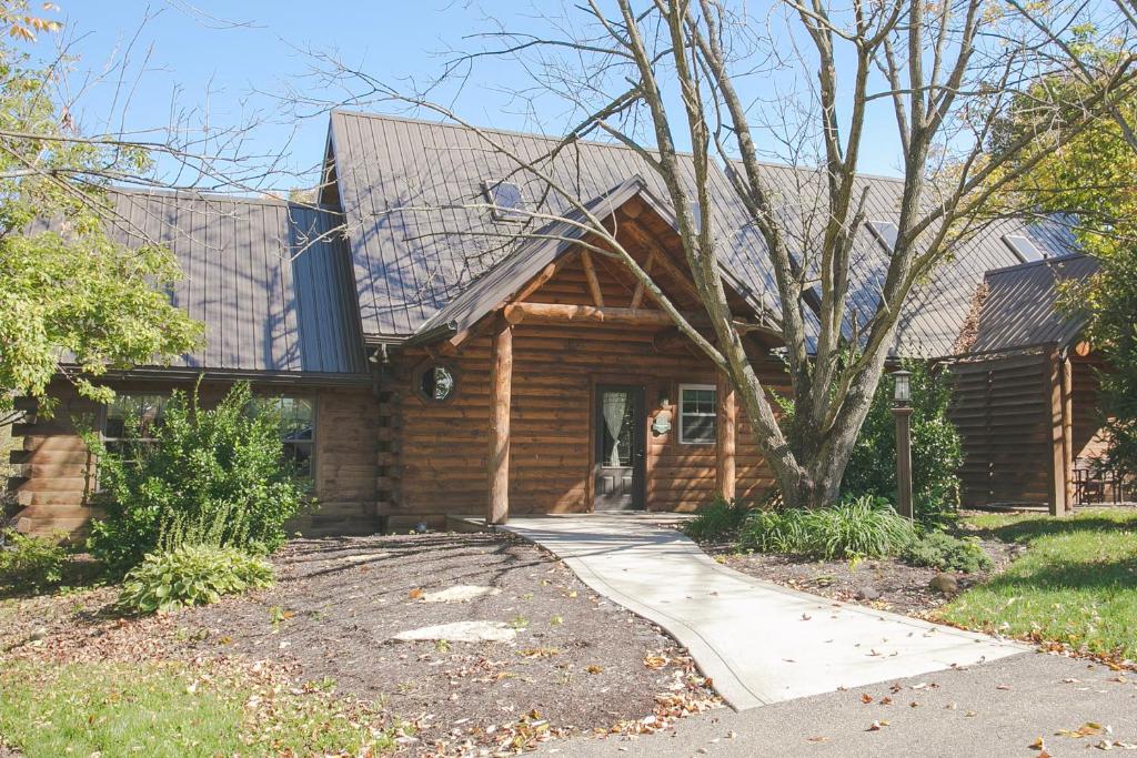 Hummingbird Haven Cabin by Amish Country Lodging photo 3