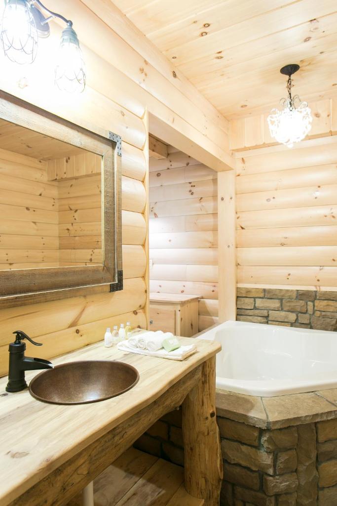 Hummingbird Haven Cabin by Amish Country Lodging photo 4