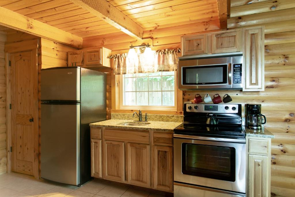Sugar Maple Cabin by Amish Country Lodging photo 3