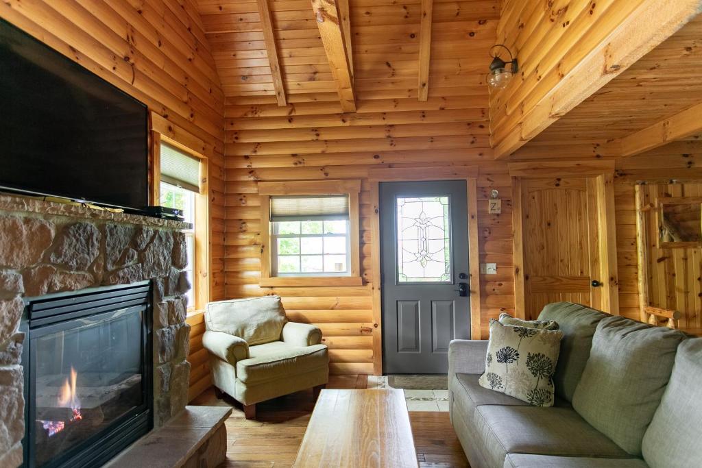 Sugar Maple Cabin by Amish Country Lodging photo 2
