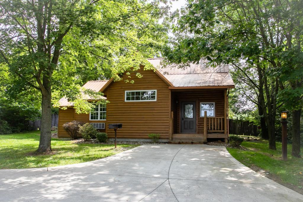 Sugar Maple Cabin by Amish Country Lodging
