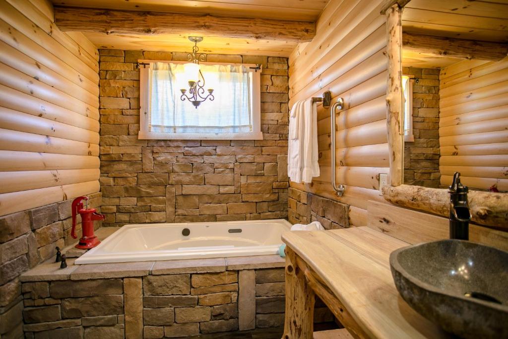 Red Fern Cabin by Amish Country Lodging photo 4