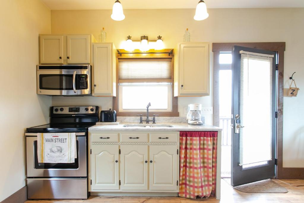 Village Dreams Cottage by Amish Country Lodging photo 3