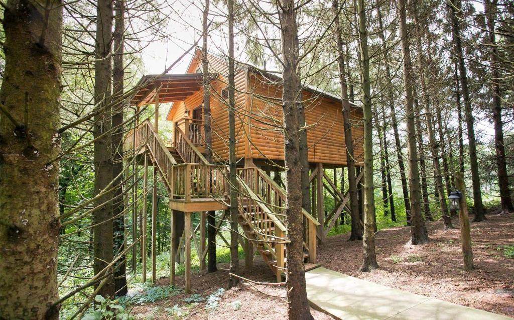 Whispering Pines Treehouse by Amish Country Lodging image