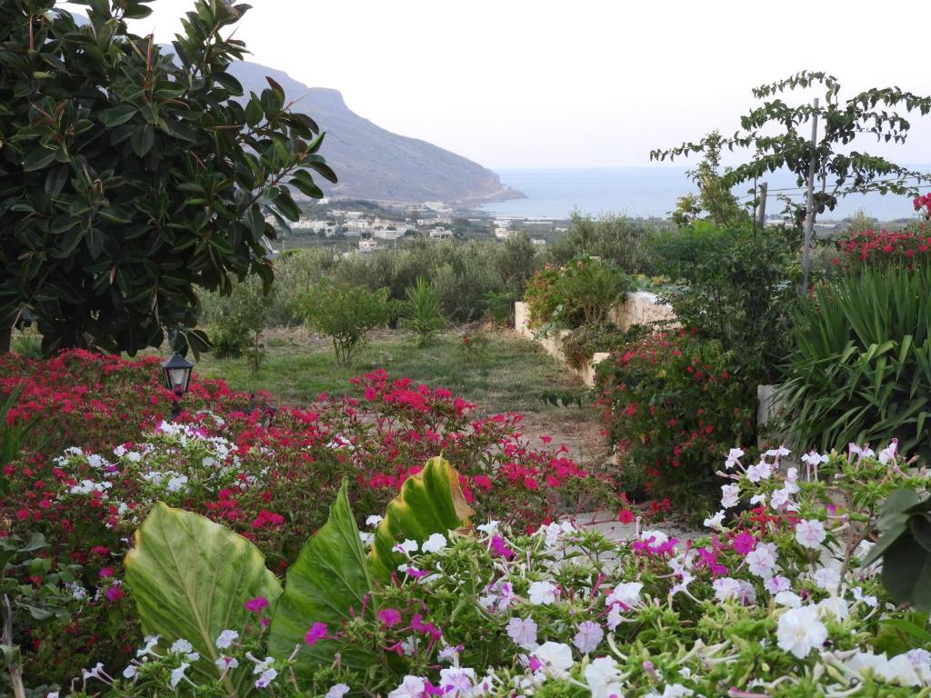 Chrissi's house with garden and sea view Zerviana, كريت