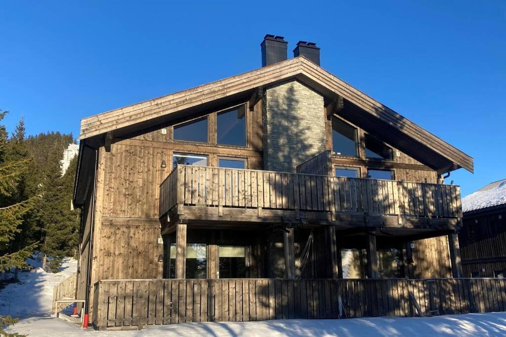 Apartment with Electric car charger ski in out