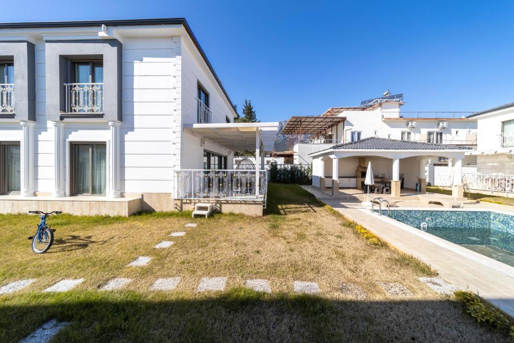Brand New Villa with Full Amenities photo 1