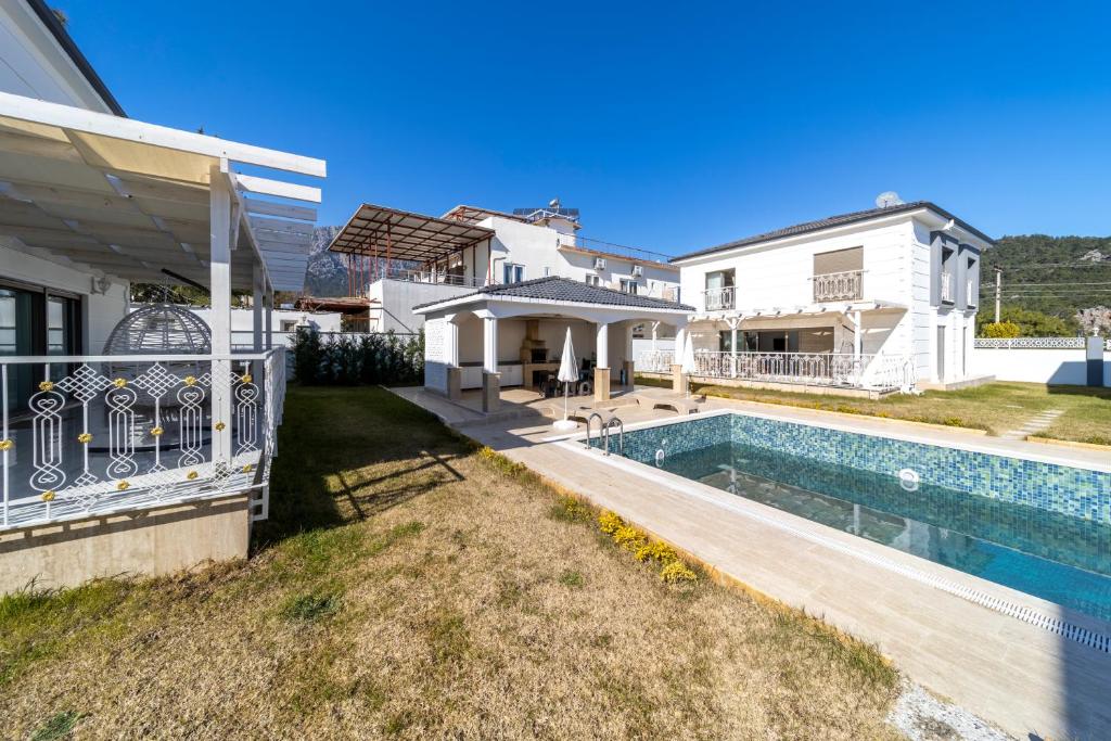 Brand New Villa with Full Amenities photo 3
