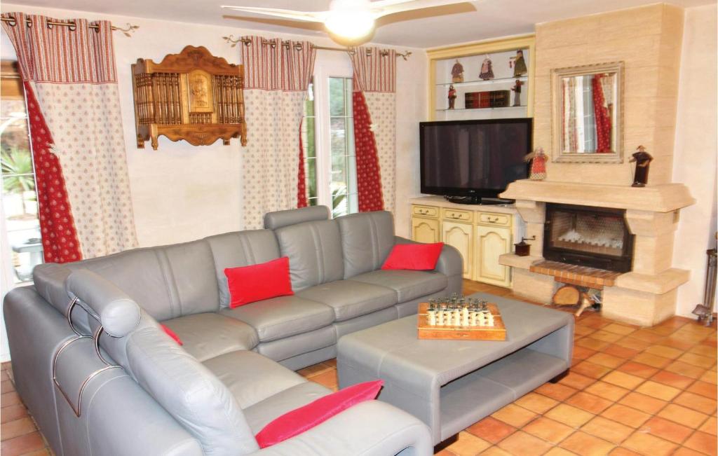 Beautiful Home In Boulbon With 3 Bedrooms, Wifi And Swimming Pool photo 1