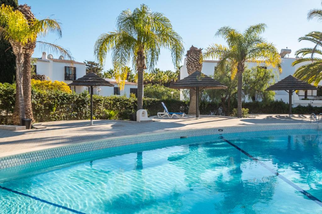 Beach Praia - Sleep 5 - Pool - Free wi-fi - Air Con photo 4