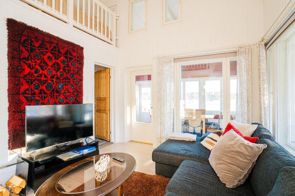 Rantakari Cottage - Tap to explore photos