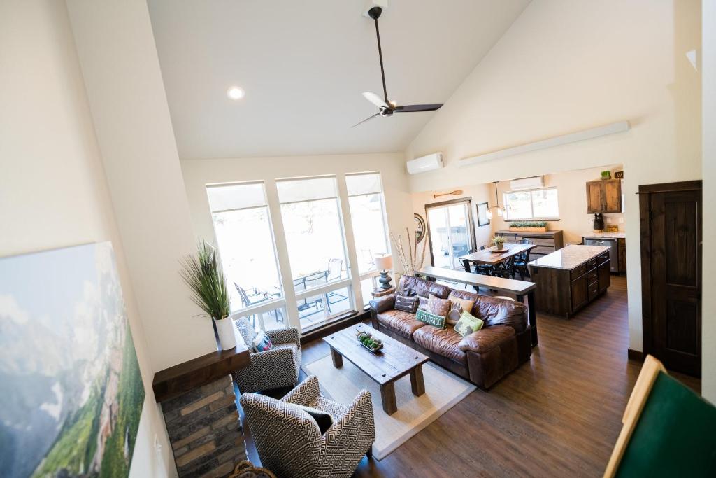 The Getaway,Hot Tub, AC, 2miles from RMNP image