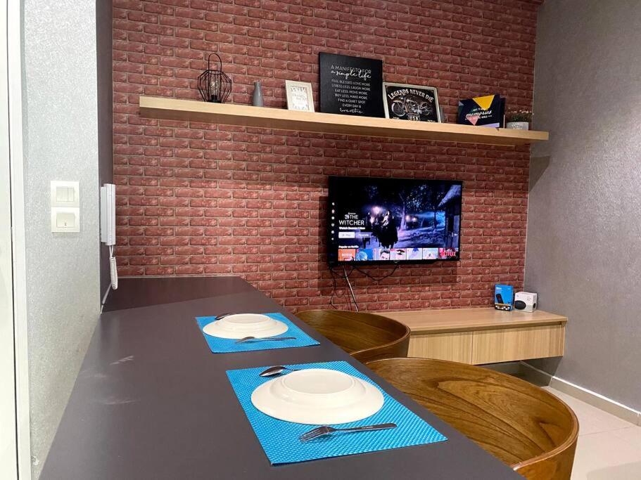 iCity 1Bedroom Apt Near Mall FREE PARKING & WIFI photo 3