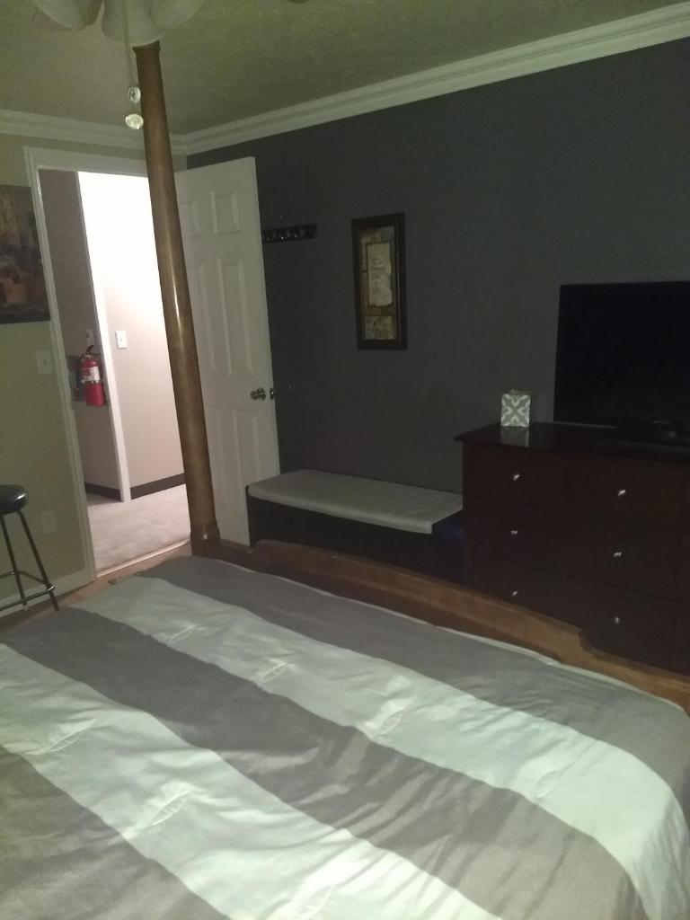 Curt's cozy room rentals - Tap to explore photos