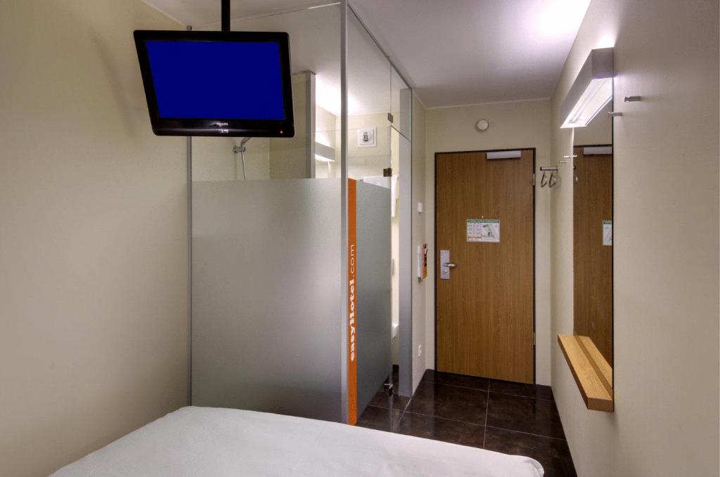 easyHotel Berlin Hackescher Markt photo 3
