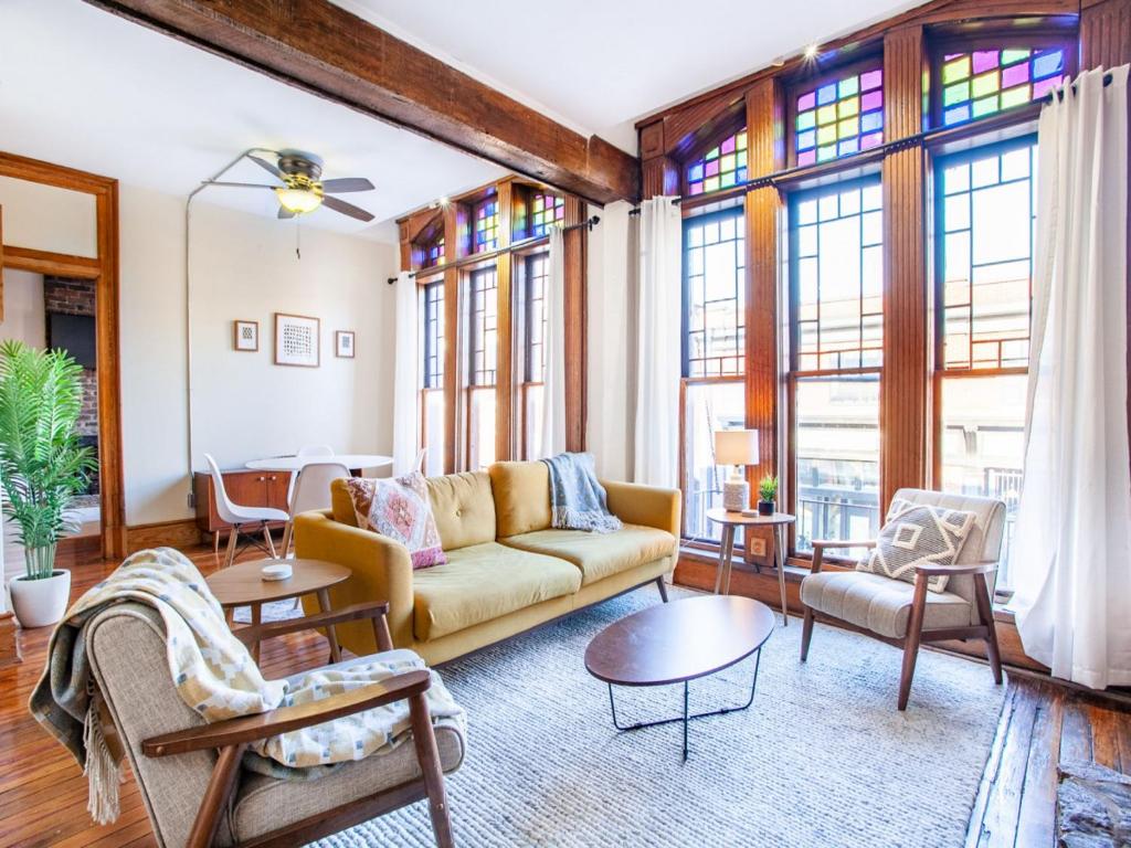 Cozy Old City Loft - Minutes from Market Square image