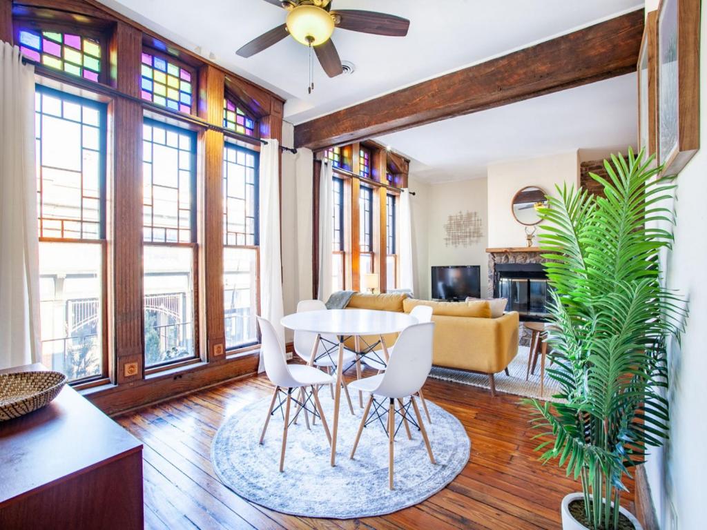 Cozy Old City Loft - Minutes from Market Square photo 4