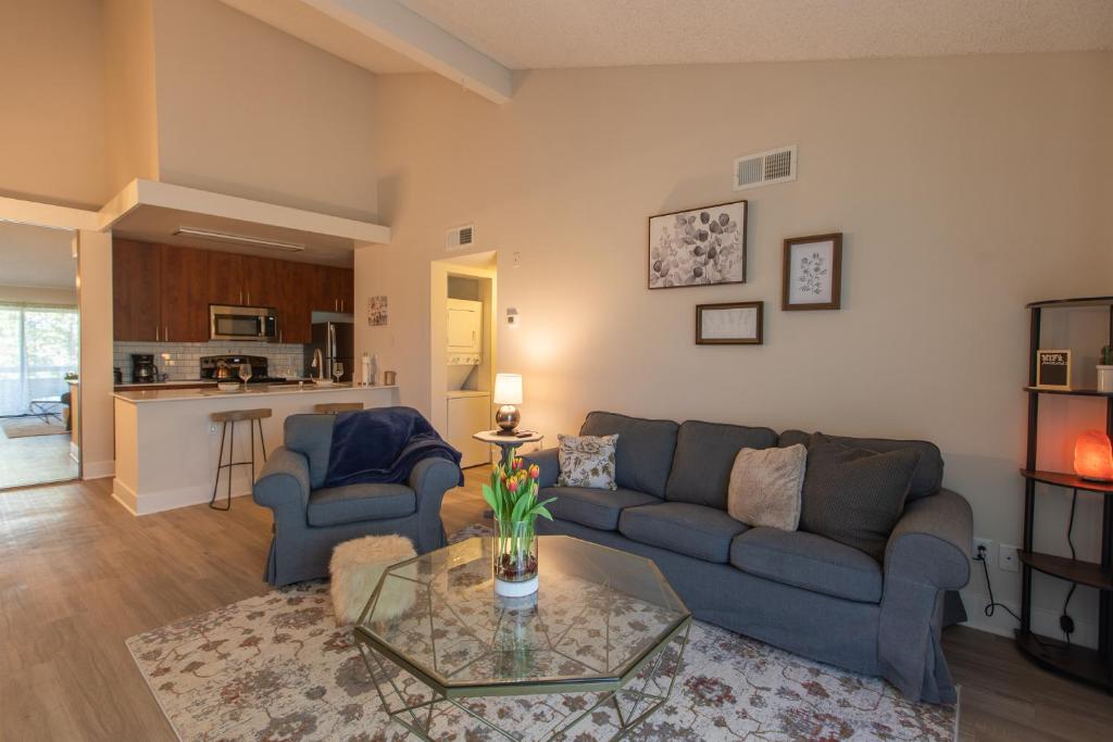 Huge Oceanside Private 2BR Apartment-Pool-Gym-Spa image