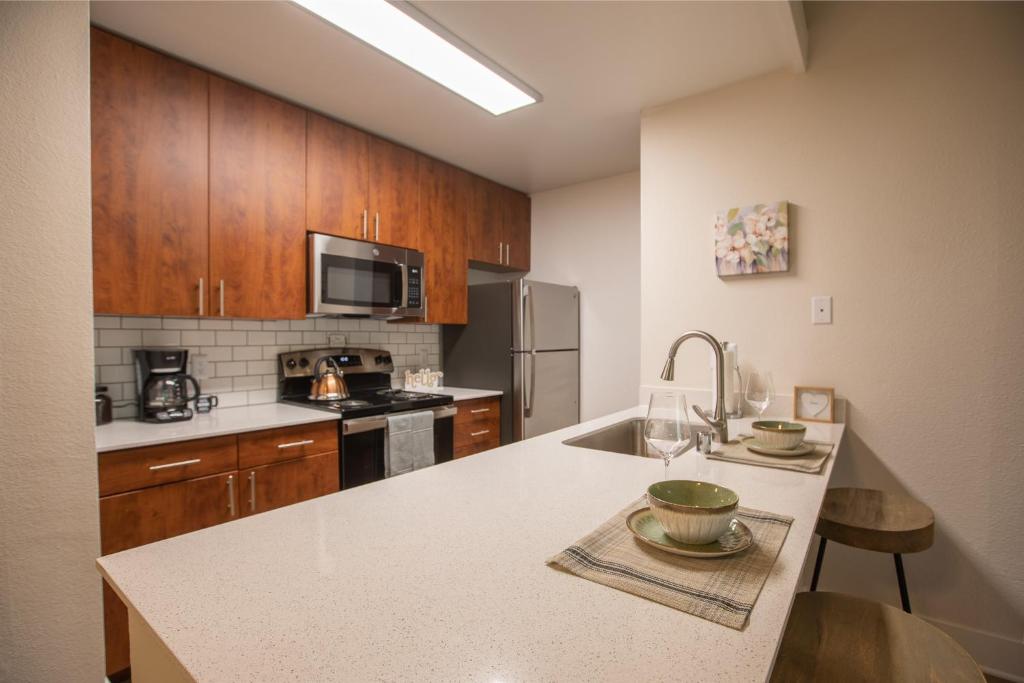 Huge Oceanside Private 2BR Apartment-Pool-Gym-Spa photo 4