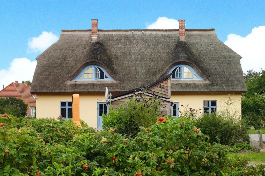 Semi-detached house in the port village of Vieregge on the island of Rügen photo 1