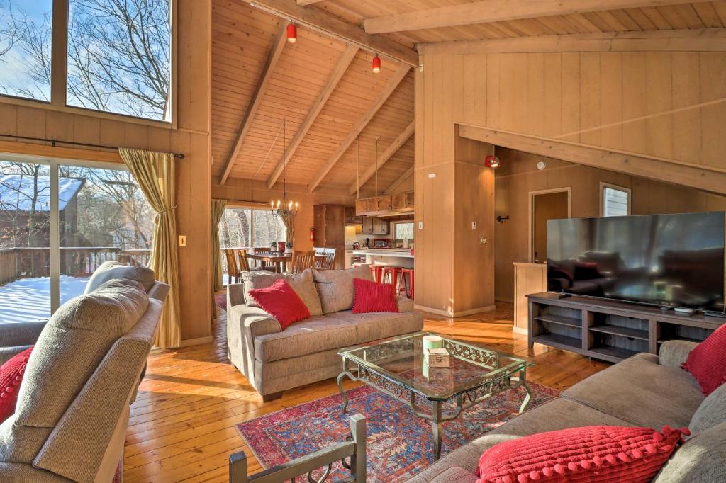 Lakefront Poconos Cottage - Deck, Fire Pit and Grill