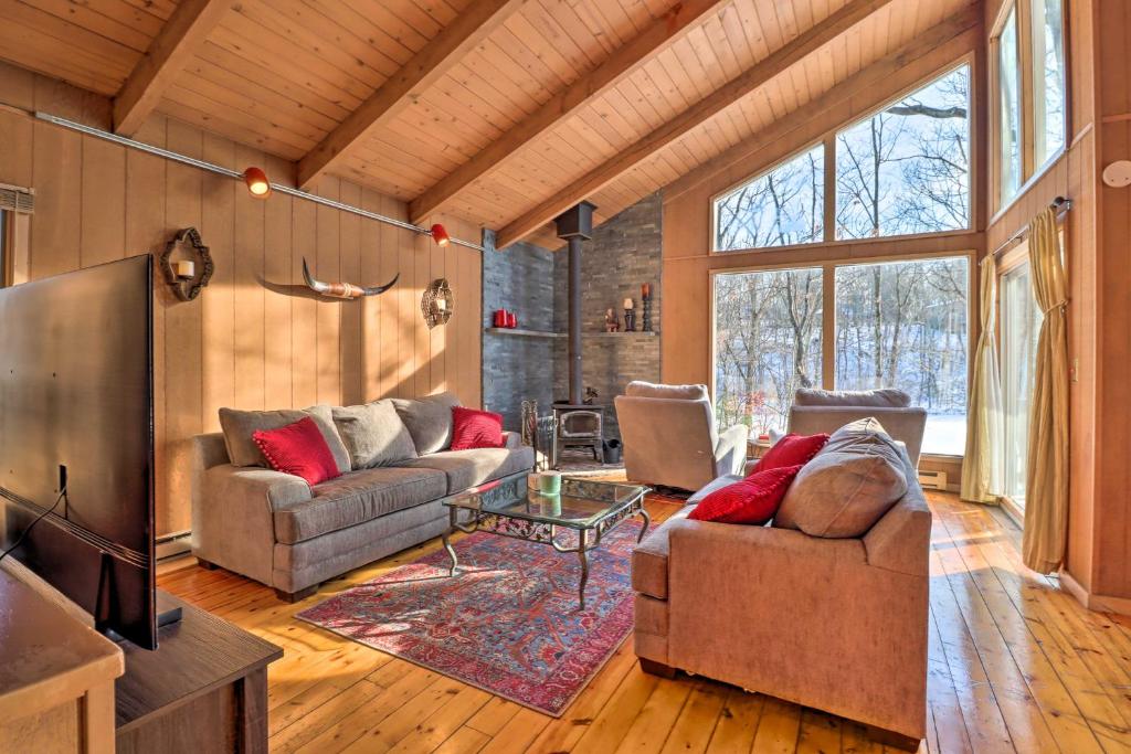 Lakefront Poconos Cottage - Deck, Fire Pit and Grill photo 1