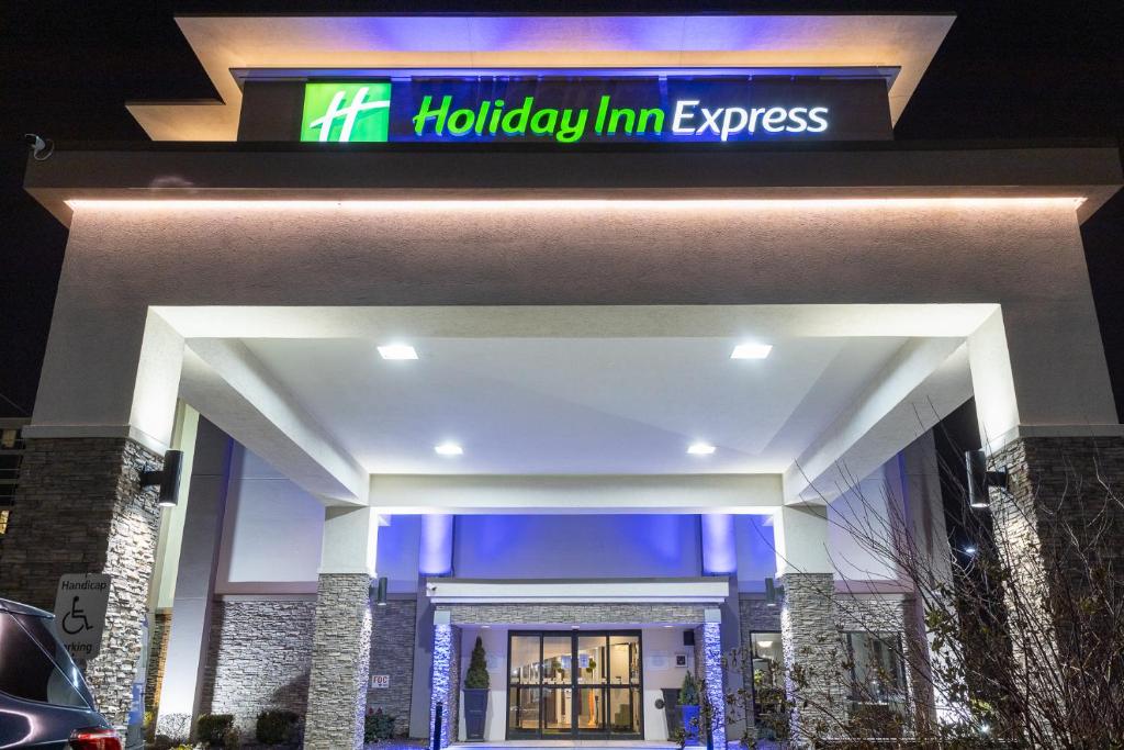 Holiday Inn Express Newark Airport Elizabeth, an IHG Hotel image