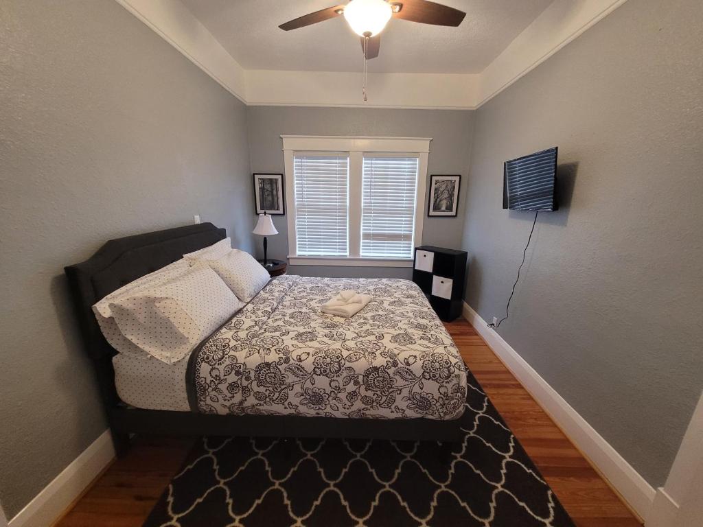 Modern Two Bedroom Home photo 3