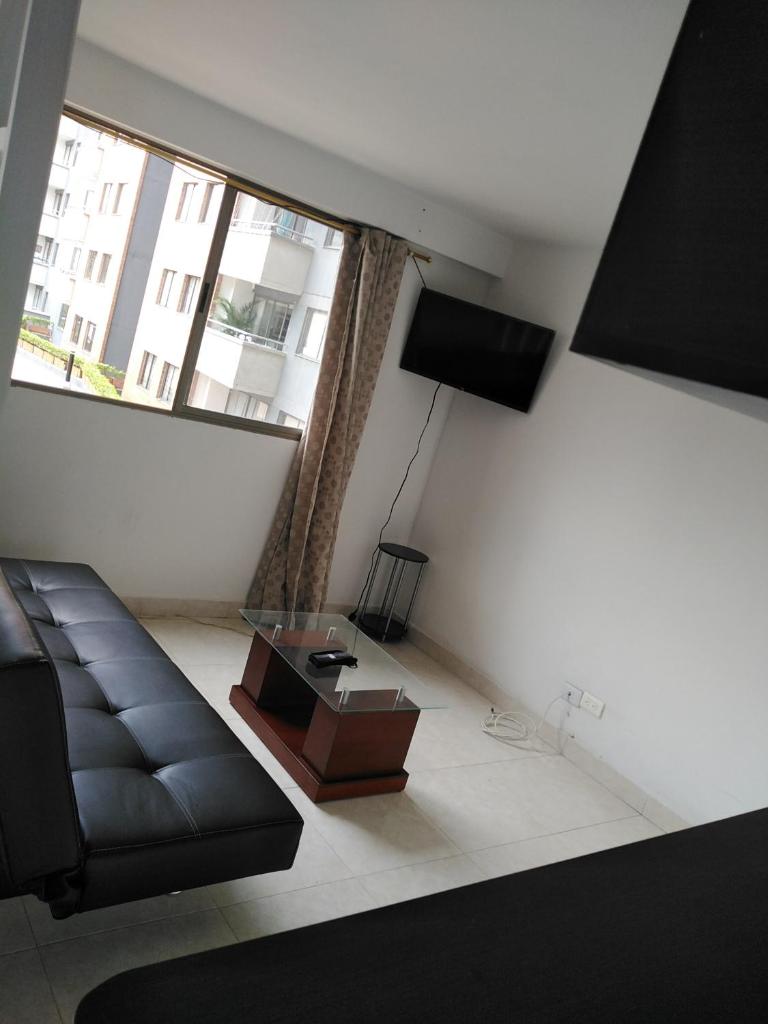 Arriendo hermoso y amplio apartamento amoblado y con piscina, frente a la estación Niquia y al centro comercial puerta del norte. photo 1