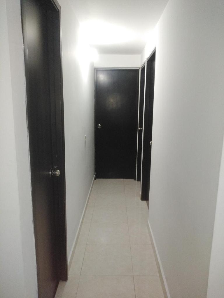 Arriendo hermoso y amplio apartamento amoblado y con piscina, frente a la estación Niquia y al centro comercial puerta del norte. photo 2