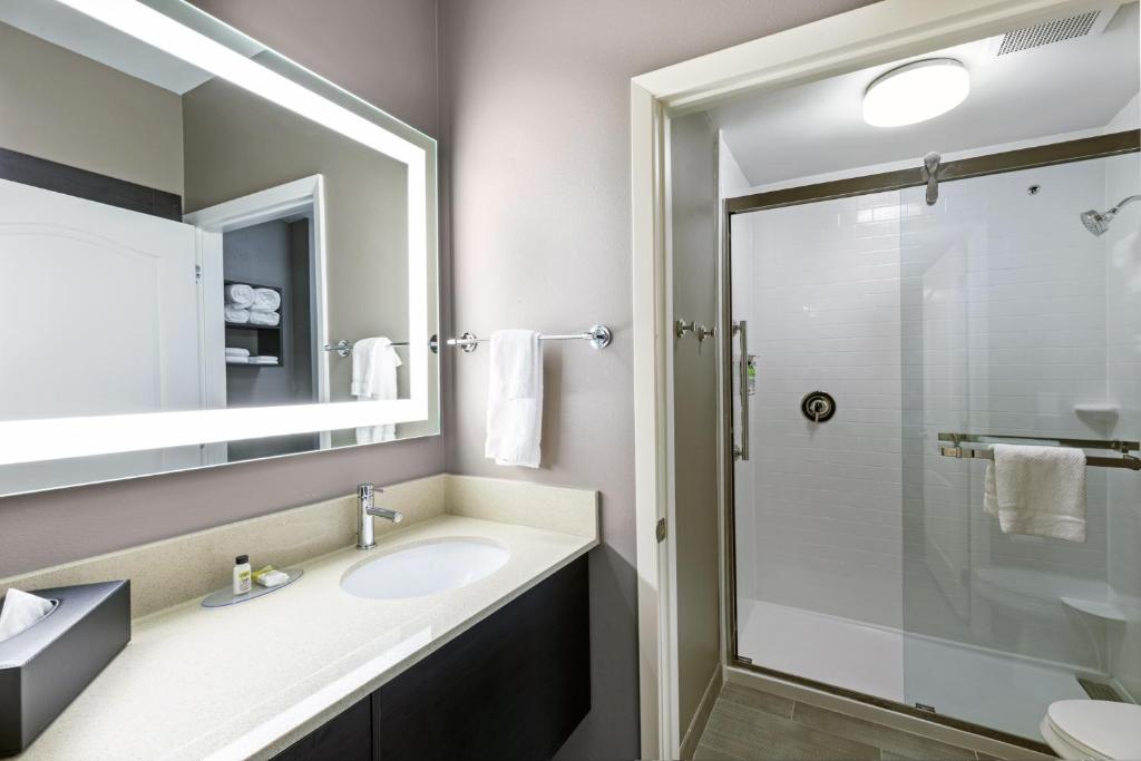 Staybridge Suites - Houston IAH Airport East, an IHG Hotel photo 1