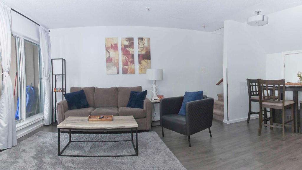 Comfortable Townhouse in Whistler Village w Hot Tub photo 1