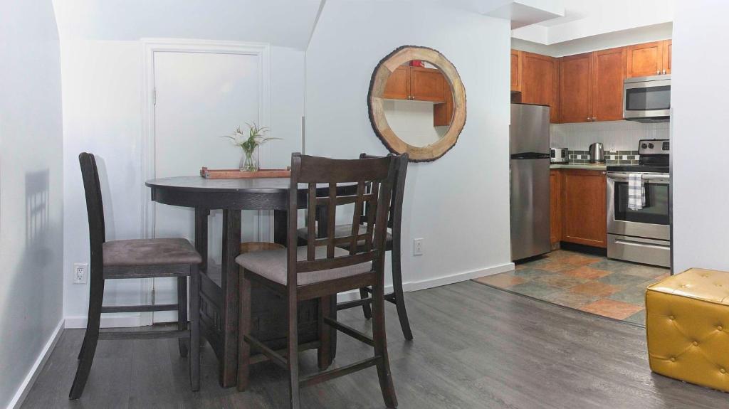 Comfortable Townhouse in Whistler Village w Hot Tub photo 3