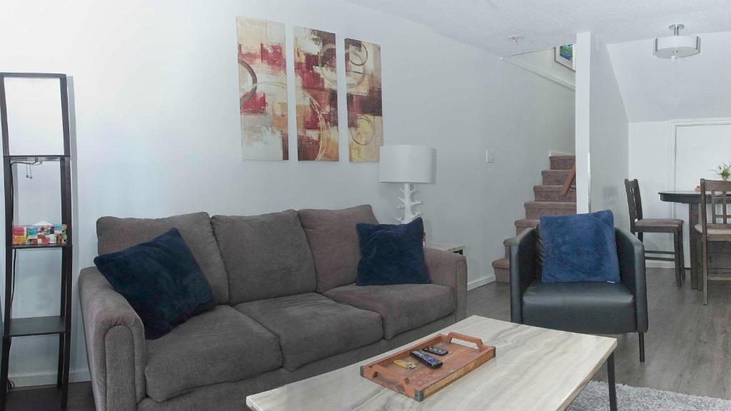 Comfortable Townhouse in Whistler Village w Hot Tub photo 2