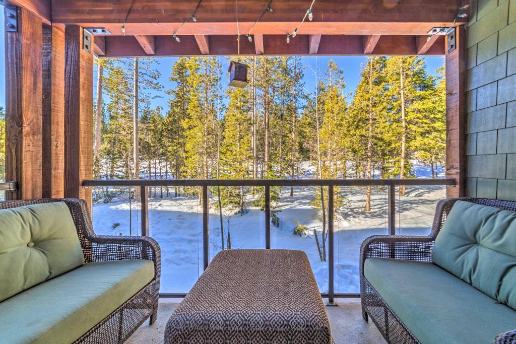 Central Mammoth Lakes Townhome about 1 Mi to Ski Slopes