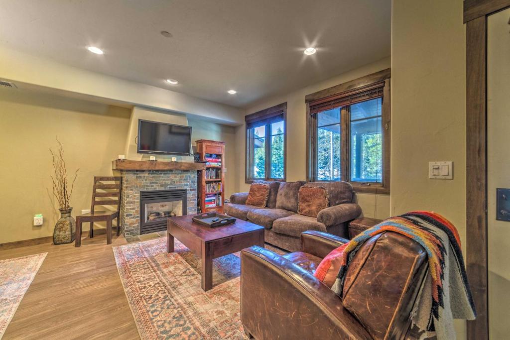 Central Mammoth Lakes Townhome about 1 Mi to Ski Slopes photo 2