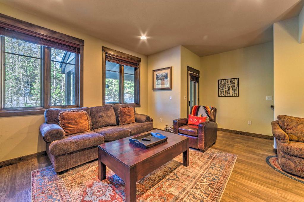 Central Mammoth Lakes Townhome about 1 Mi to Ski Slopes photo 4