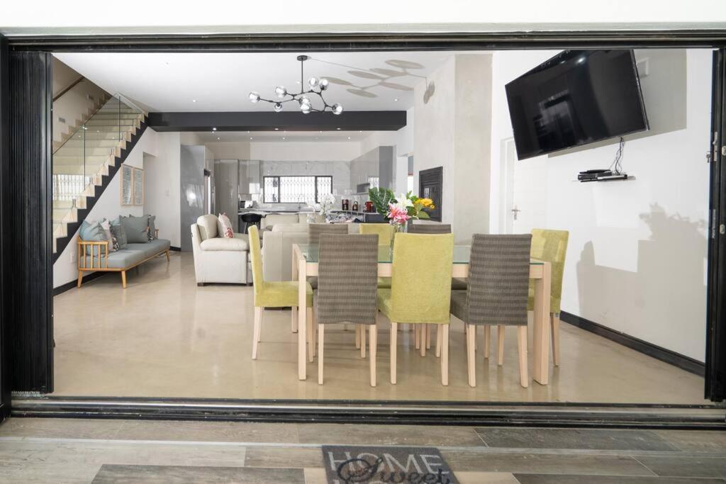 Private Modern 10 bdrm Home tucked away in Sandton photo 1