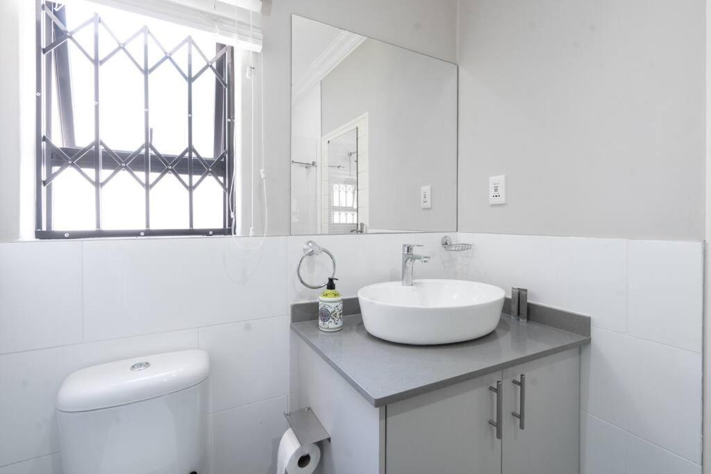 Private Modern 10 bdrm Home tucked away in Sandton photo 3