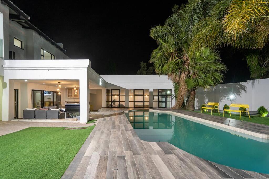 Private Modern 10 bdrm Home tucked away in Sandton photo 4