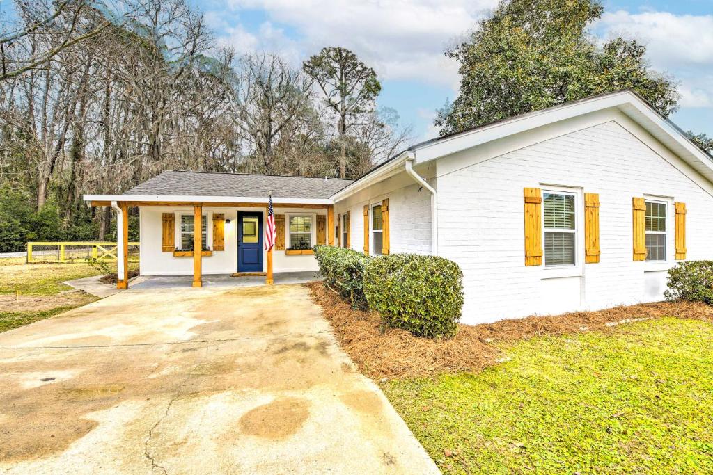 Bright Beaufort Home with Porch and Fire Pit! photo 2