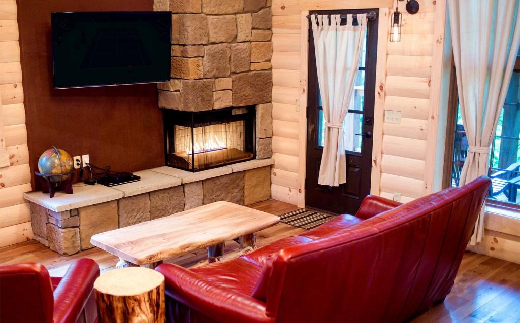 Treehouse #5 by Amish Country Lodging photo 1