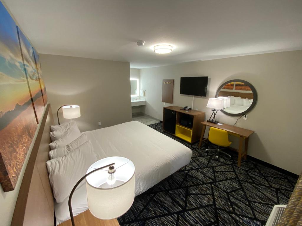 Days Inn by Wyndham Lake Charles Room Type - King Room - Non-Smoking