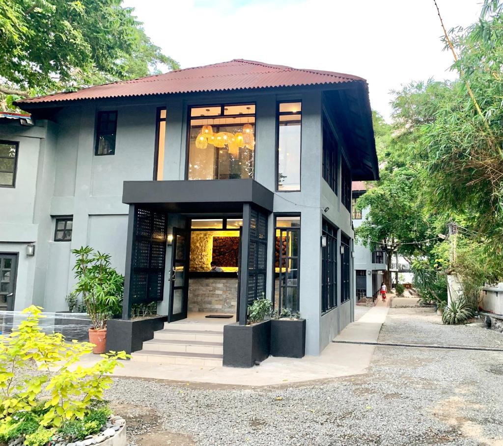 The Henry Resort Taramindu Laiya photo 2