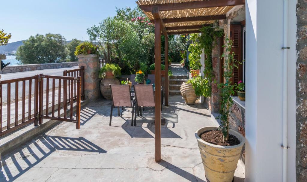 Kourita Garden Apartment with Sea View near to the port of Milos photo 4