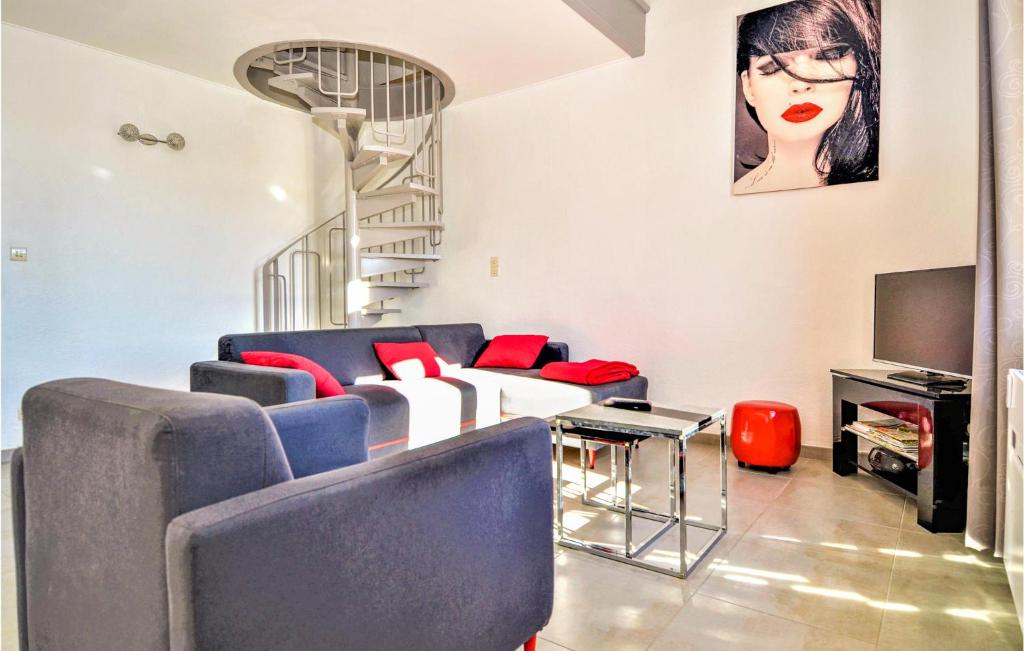 Stunning Apartment In Uzs With 3 Bedrooms And Wifi
