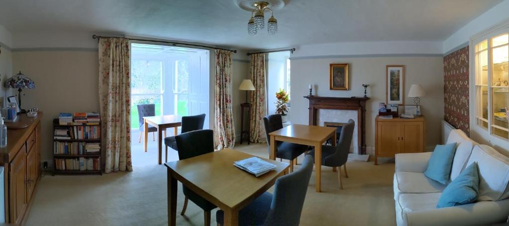The Burrows Bed and Breakfast - Tap to explore photos