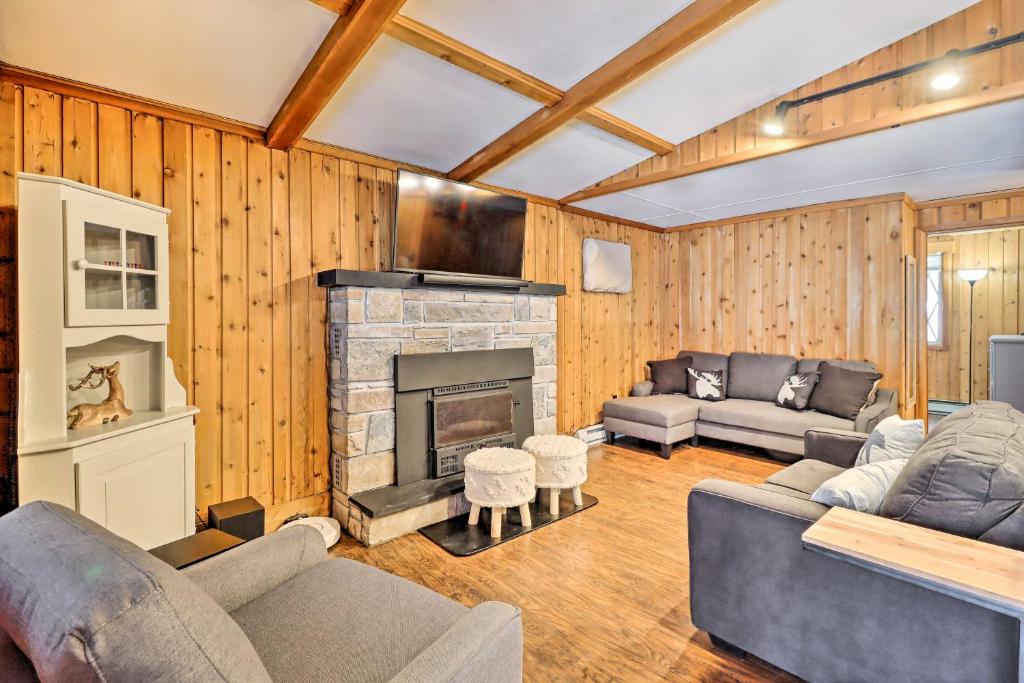 Cozy Pocono Lake Cabin with Screened Patio and Bar photo 1