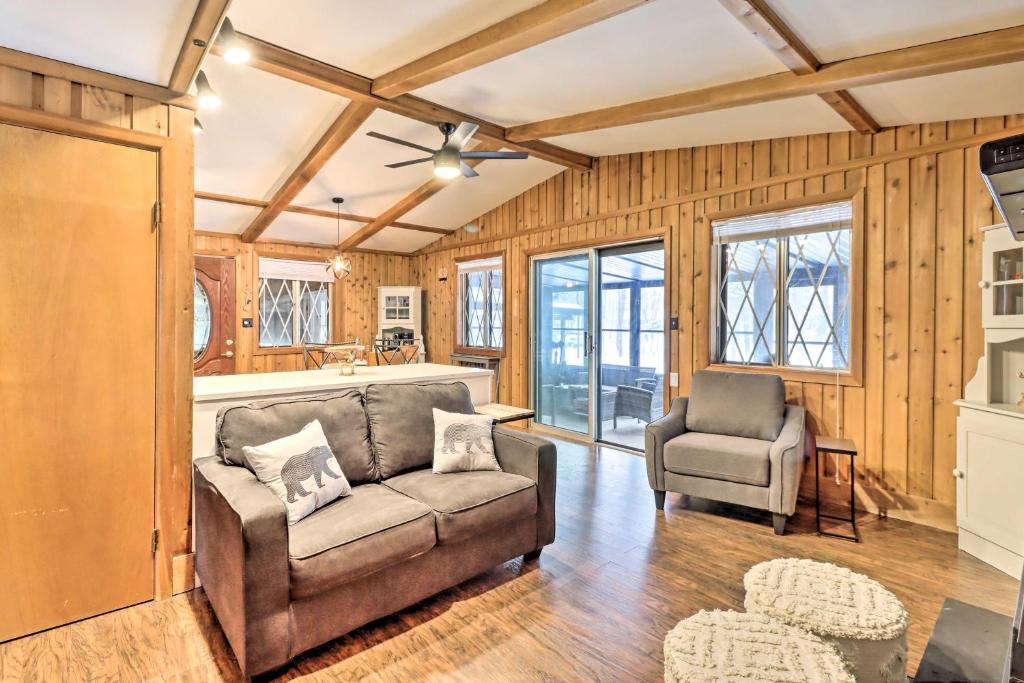 Cozy Pocono Lake Cabin with Screened Patio and Bar photo 3